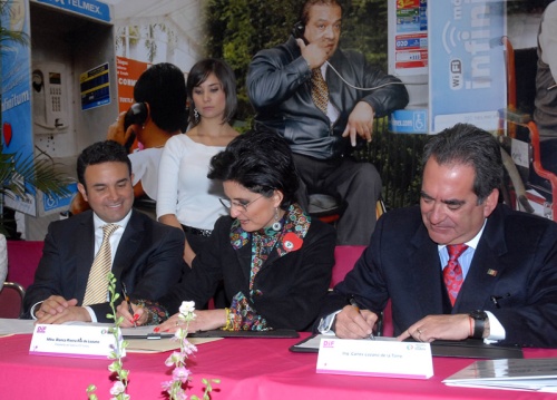 La señora Balna Rivera Río de Lozano y el Gobernador Lozano, en la firma del convenio con Telmex, representado por Miguel Macías Viveros