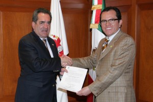 Entrega del nombramiento a Juan Carlos Gutiérrez