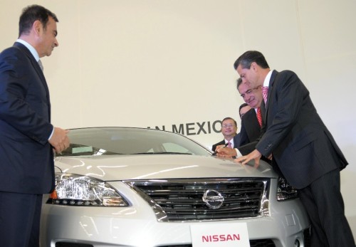 Firma simbólica del Presidente Peña Nieto, con Carlos Ghosn y Carlos Lozano de la Torre.