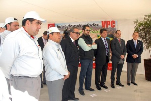 En Nissan A " acompañado por el vicepresidente de manufacturas, Armando Avila Moreno
