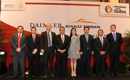 En la ceremonia con representantes de Daimler y Renault-Nissan