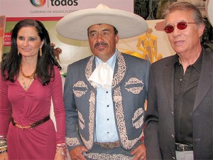 Ubaldo Jaime Pasillas, con la Presidenta Estatal del DIF y el cantautor Napoleón