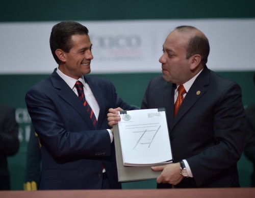 El Presidente Enrique Peña Nieto entrega la iniciativa firmada a Julio César Moreno, presidente de la Mesa Directiva de la Cámara de Diputados