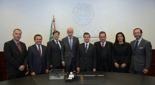 En la Residencia Oficial de Los Pinos, con el Presidente Enrique Peña Nieto, directivos de Dimler y el Secretario de Economía